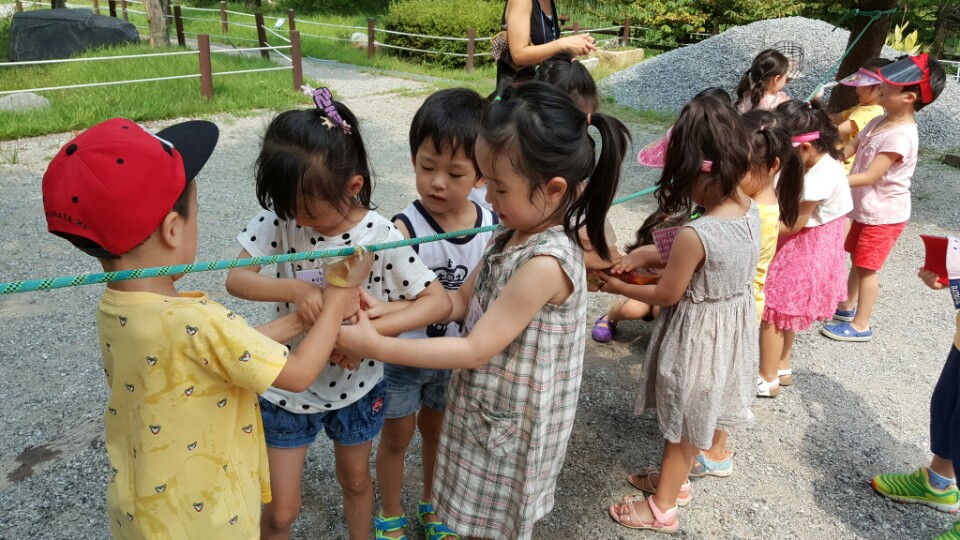 밧줄에 비닐봉지에 물을 가득담아 자연물총놀이 중